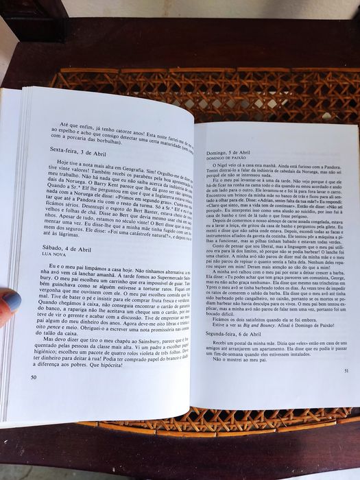 Livro O diário secreto de Adrian Mole aos 13 anos e 3/4