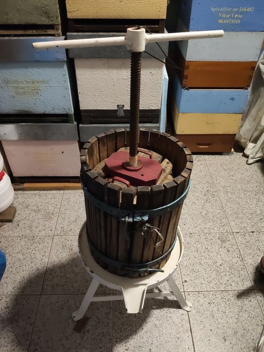 Colmeias, prensa, meias alças, quadros, arpas, painel solar entre muito outros materiais apícolas