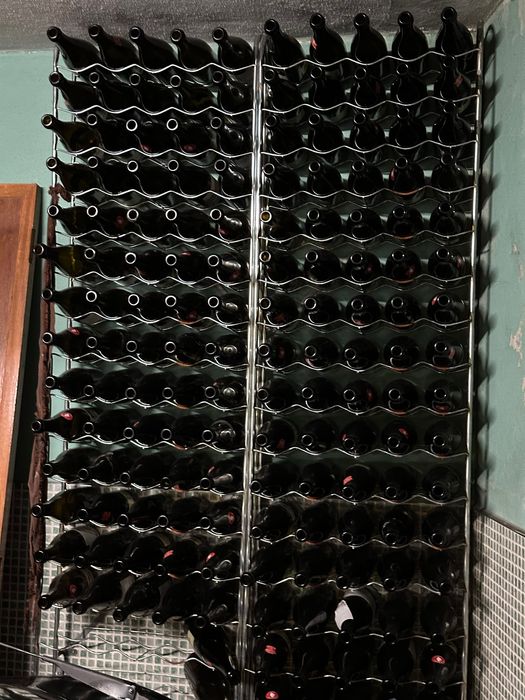 Vendo garrafeira com 160 garrafas junto