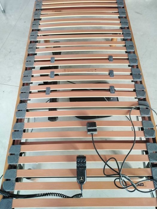Cama articulada com motor