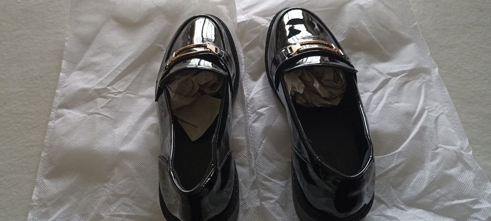 Sapatos pretos novos