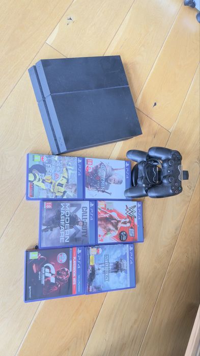 Playstation 4 Slim 1 GB sprawna, Pad, 6 gier
