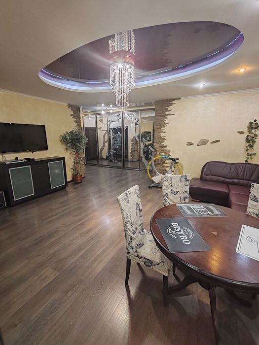 Здається в оренду 4х кімнатна квартира.