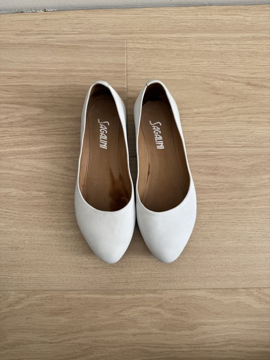 Білі балетки шкіряні