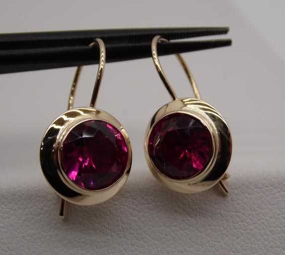 Złote wiszące kolczyki różowo purpurowe kamienie.