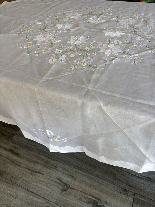 Toalha de mesa linho e organdi , decorado com um delicado bordado floral à mão com 6 guardanapos