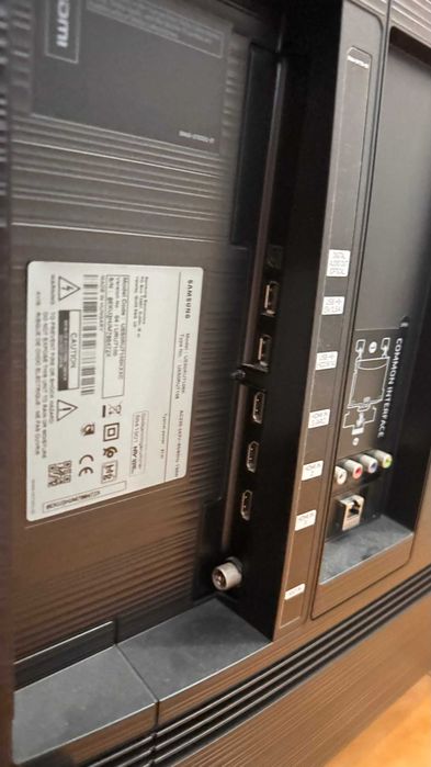 (ATENÇÃO: Leia o anuncio) - TV Samsung 60" (UE60RU7105K) - para peças ou reparação - não da imagem e nem som