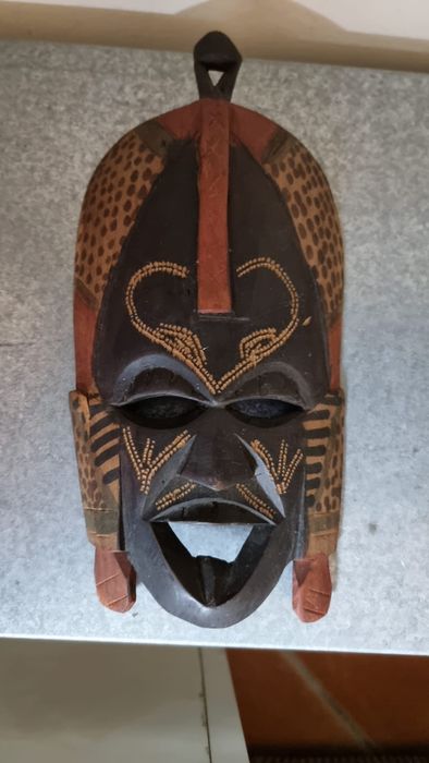 Máscara africana artesanal em madeira