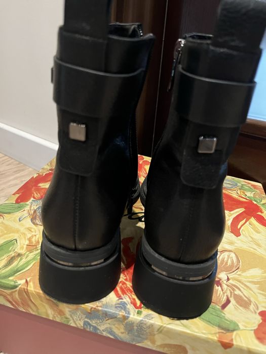Ботінки жіночі.