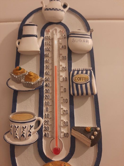 Termómetro de parede em relevo