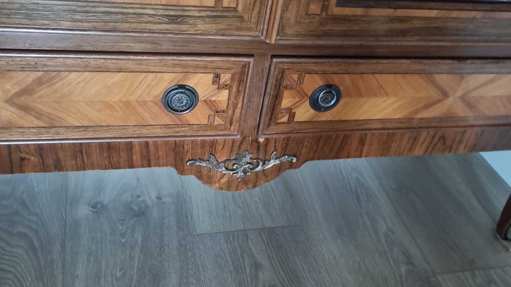 Vitrine vintage em nogueira com encrustacoes metalicas douradas