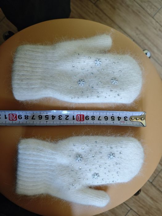 Детские варежки со снежинками