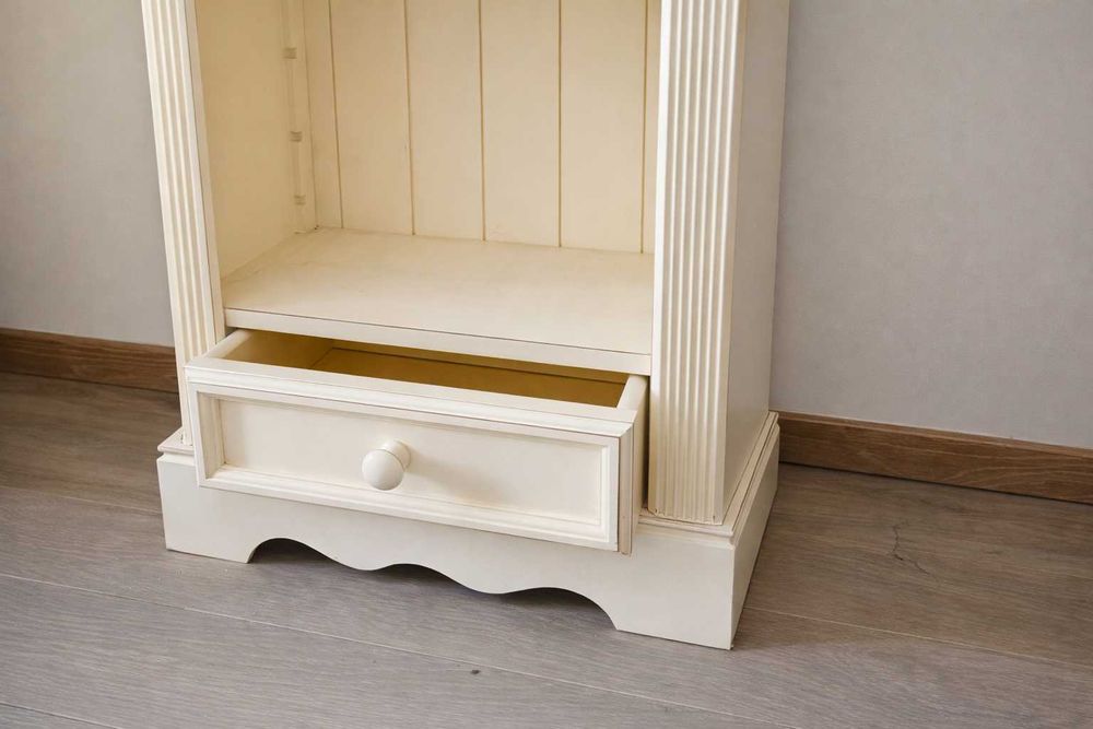 Drewniany Stylowy Regał - klasyka w kolorze ecru