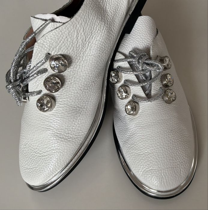 Ładne ,białe  z naturalnej skòry buty.