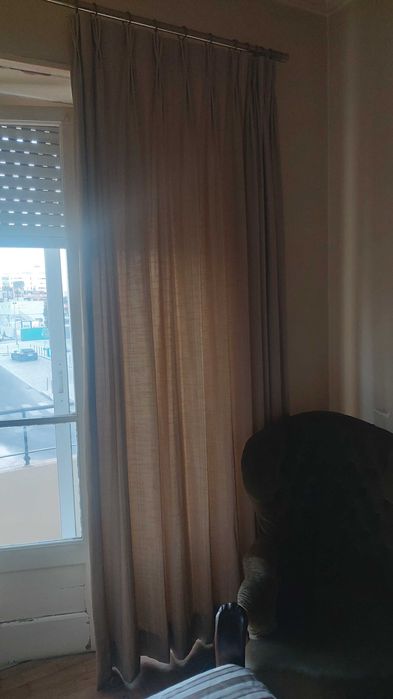 Cortinados, colcha e almofadas em shantung de seda+varão metal dourado