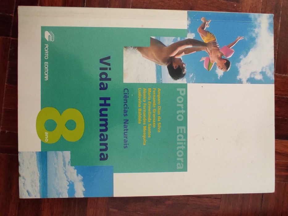 Livros escolares de diferentes anos de ensino e disciplinas