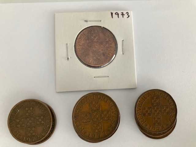 Lote de 46 moedas de Portugal, de 1 escudo, em bronze (de 1969 a 1979)