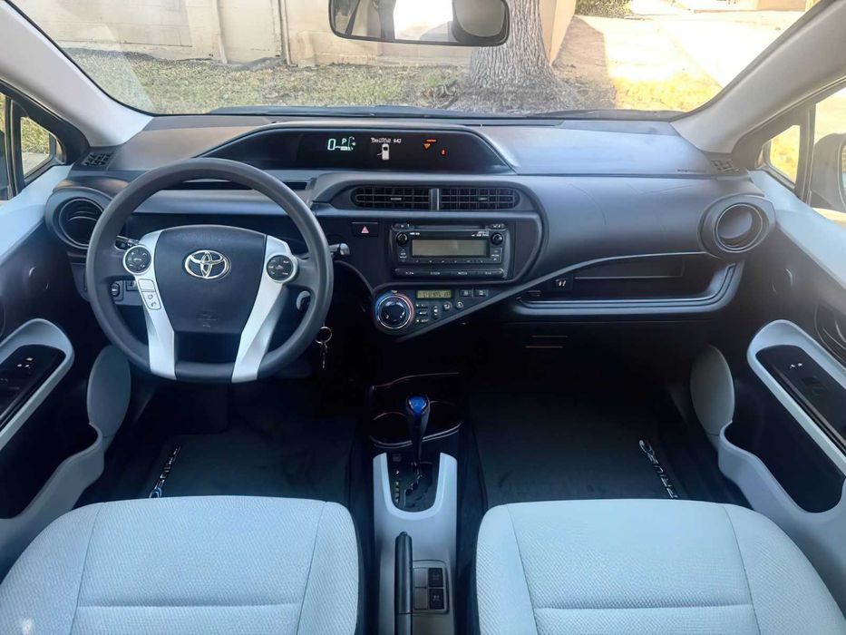 Toyota Prius Four      2014