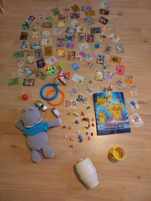 Zestaw zabawek karty pokemon pokemony klaser figurki