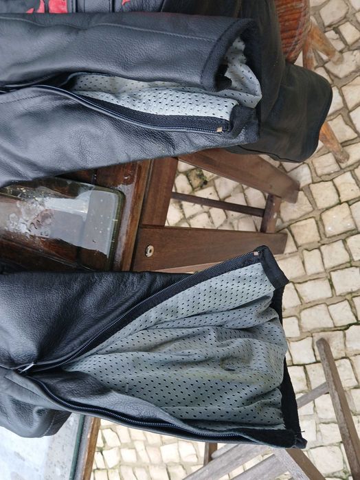 Duas calças Dainese em cabedal
