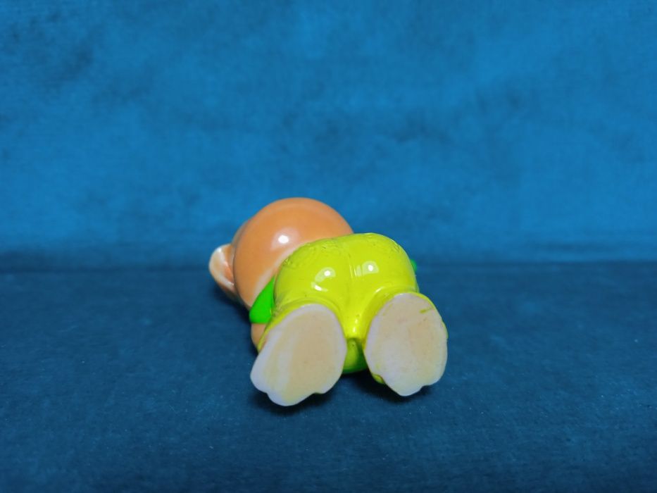 Фигурка киндер из коллекции свинки 2000 г