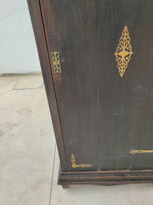 Móvel vertical antigo estilo oriental.