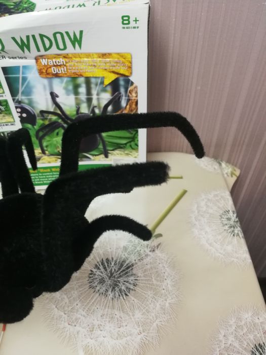 Павук на радіоуправлінні, великий.