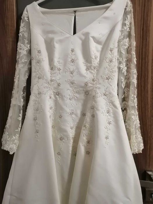 Suknia ślubna ecru.