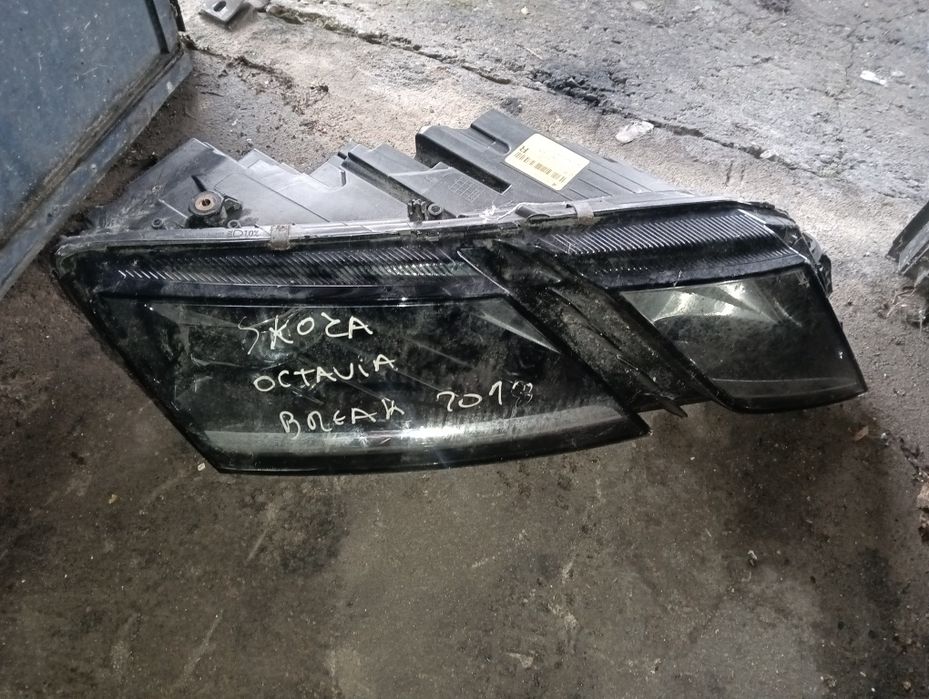 Farol direito Skoda Octavia break 2018