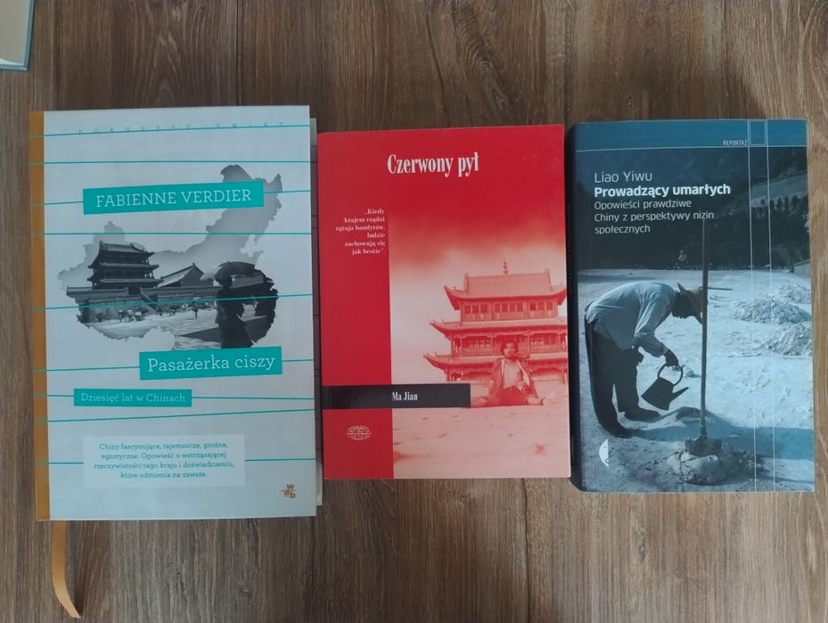 Chiny * Czerwony pył * Prowadzący umarłych * Pasażerka ciszy