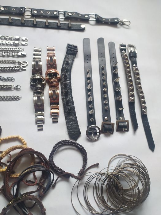 Браслети з шипами різної сталі