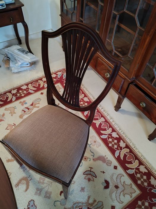 Mesa e cadeiras clássica antiga