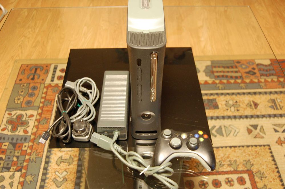konsola Xbox 360, 250 GB, zasilacz, kabel sieciowy i kabel HDMI, pad