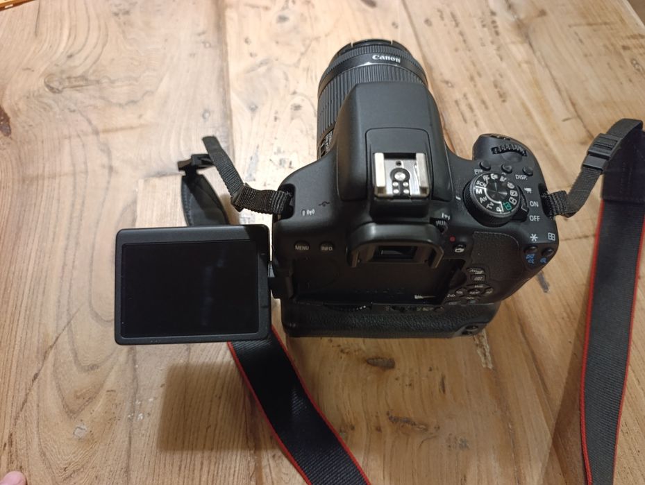 Canon EOS 750D + 18-55mm + Grip + 2 Baterias