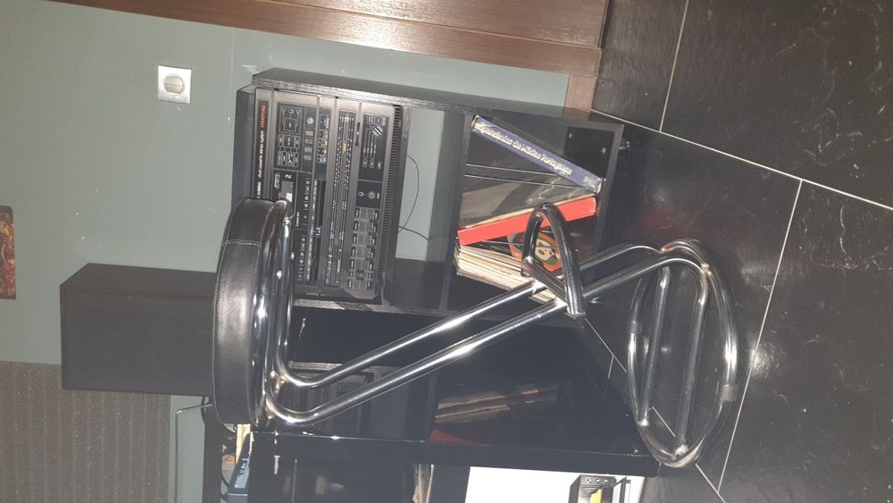 Rádio GOODMAN STRATFORD com Gira discos e móvel