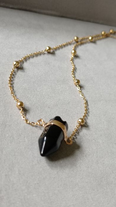 Krótki naszyjnik z czarnym kamieniem w okuciu