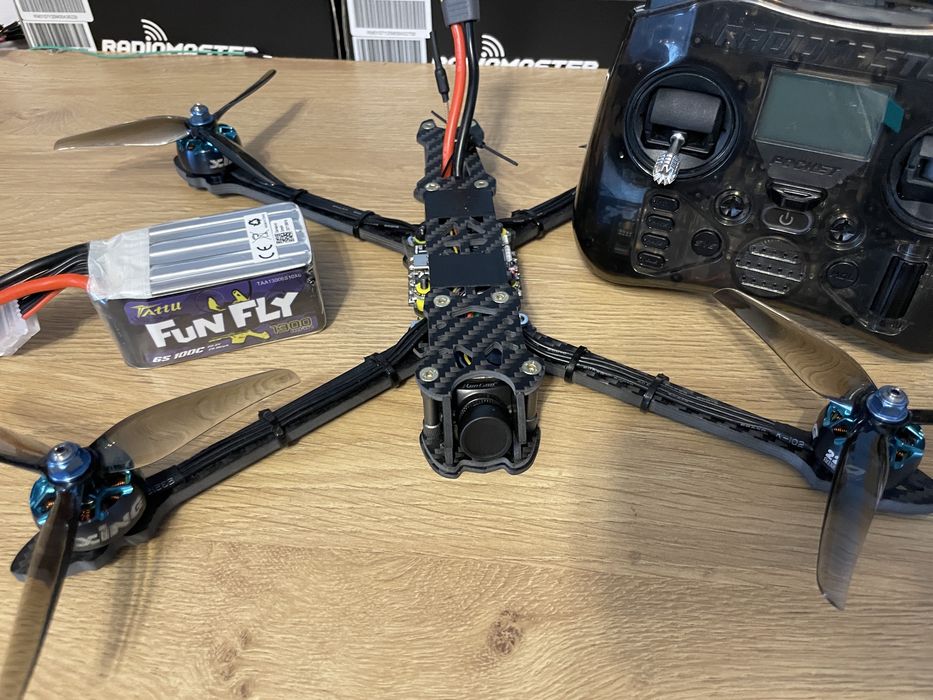 Dron fpv z aparatura