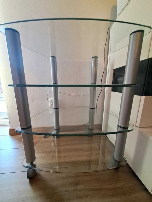 Szklana szafka z regałami pod TV
