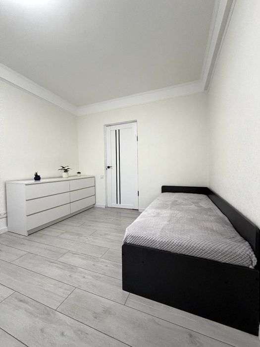 Власник без комісії. Київ .Продам 2 к квартиру 10 хв до метро. Бульвар Верховної Ради 26 Б