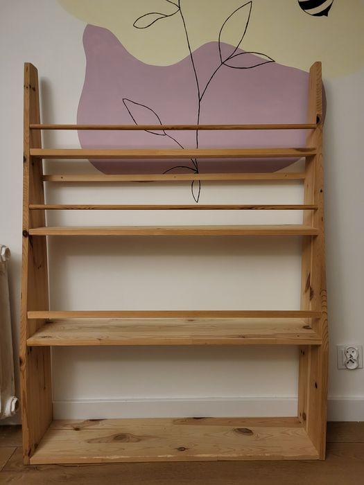 Drewniany regał na książki