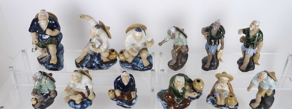 Conjunto de 18 figuras da China em Argila