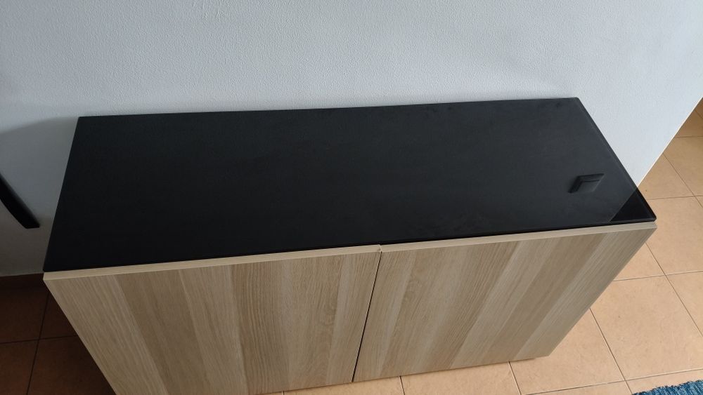 Estante 2 portas com vidro na parte superior