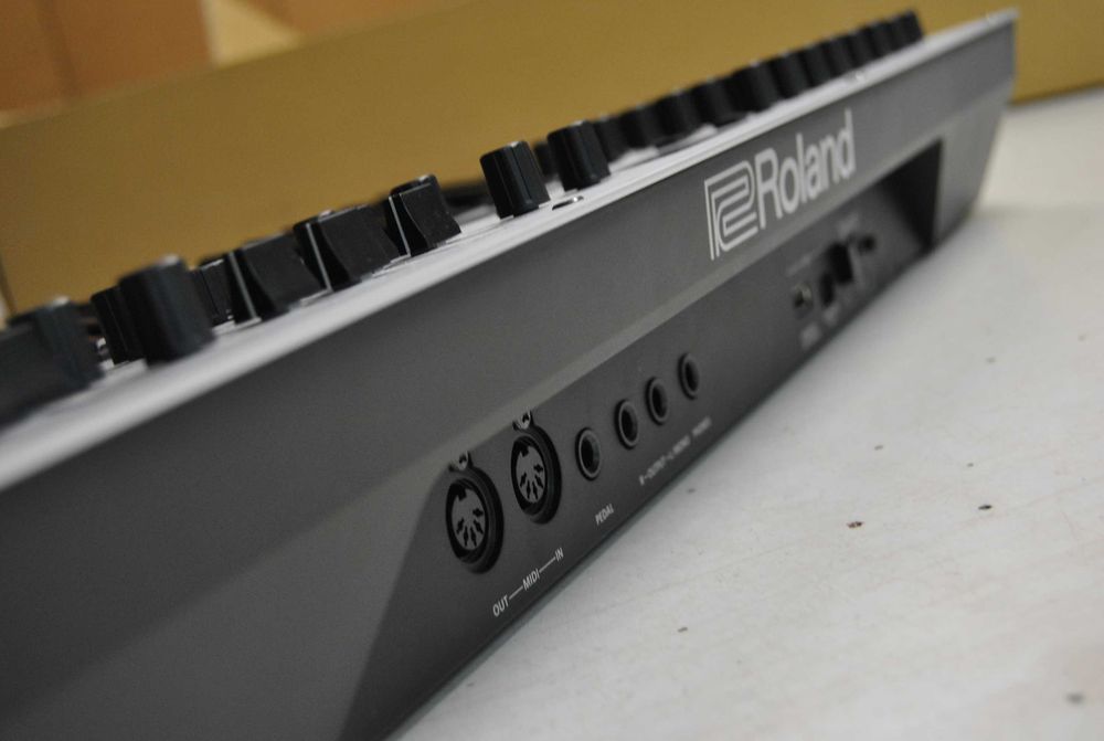 Syntezator Roland GAIA 2