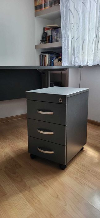 Biurko I Kompaktowy zestaw mebli biurowych