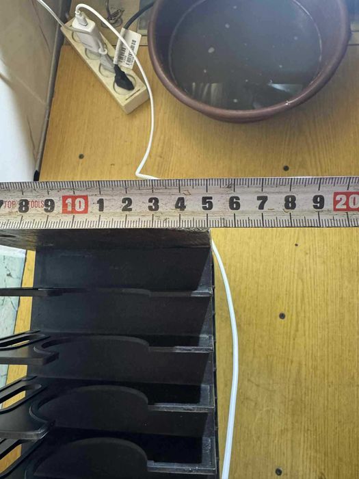 Stojak na VHS z plastikowymi przegródkami – drewniany, na 24 kasety