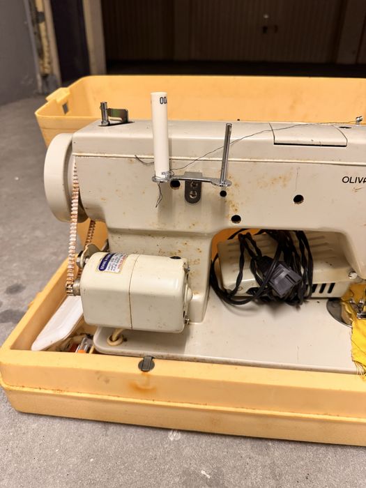 Maquina electrica de costura Oliva