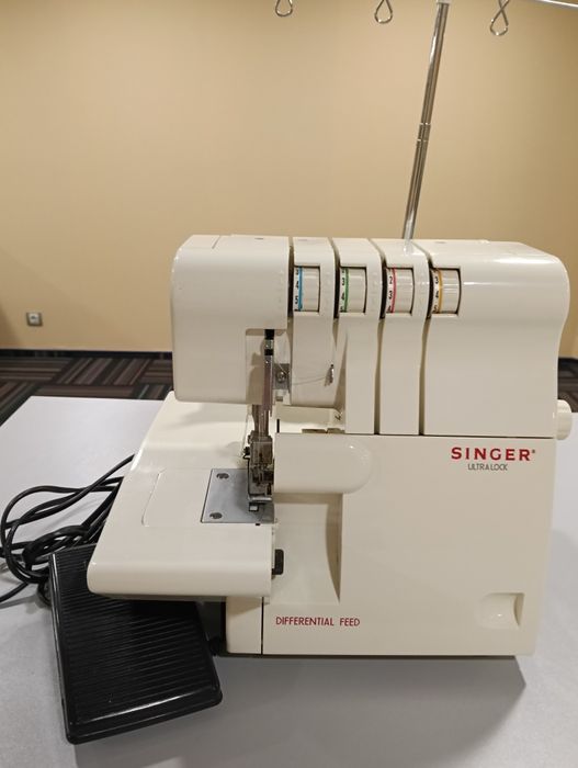 Оверлок Singer в хорошому стані