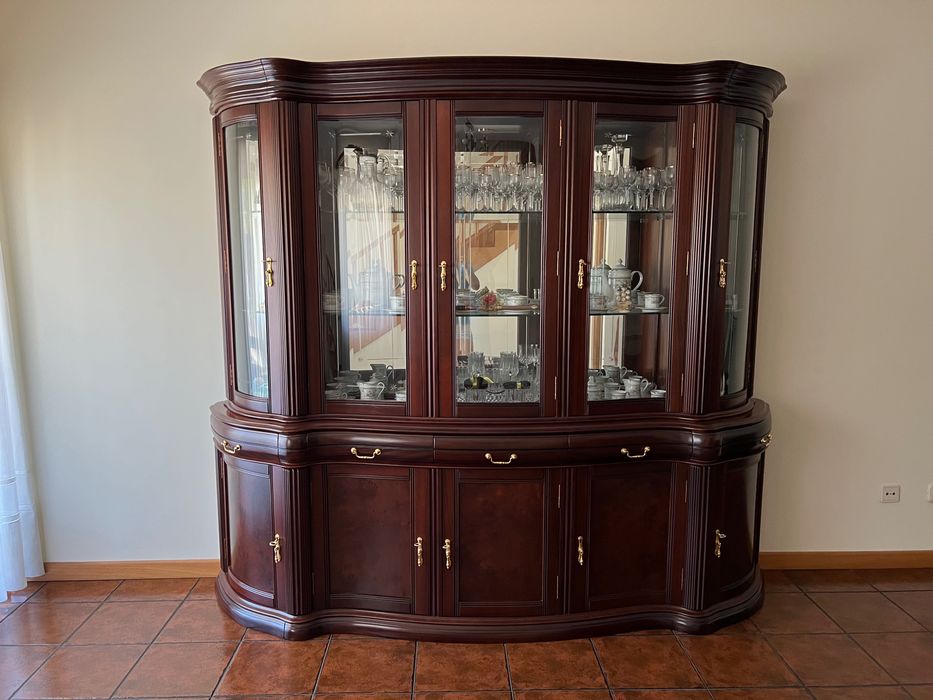 Mobília de Sala Como Nova Mesa + 6
Cadeiras + Móvel  em Madeira
Maciça