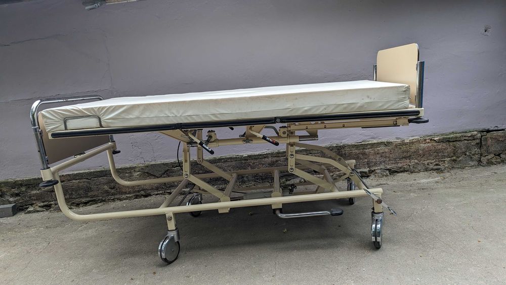 Медичне ліжко на колесах з гідравлічним приводом