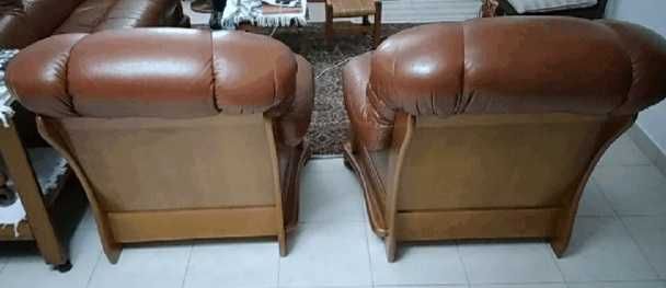 conjunto de sofás em pele em estado semi-novo